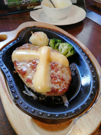 ★ヤマダ電機にスマホケースを買いに行った帰りのハンバーグランチ ★ヤマダ電機にスマホケースを買いに行った帰りのハンバーグランチ
