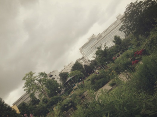 雨、パリの公園。