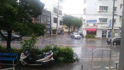 久しぶりの雨の沖縄でございます