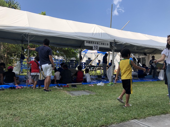 子ども向けイベント おきなわ技能フェスティバル ものづくりフェスタ2019 沖縄セルラーパーク那覇 会場の様子 水鉄砲作り体験