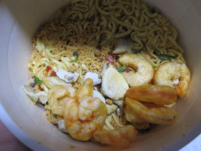 蓋を開けた中身の様子。乾燥麺と乾燥かやく(海老エビ) 蓋を開けた中身の様子。乾燥麺と乾燥かやく(海老エビ)