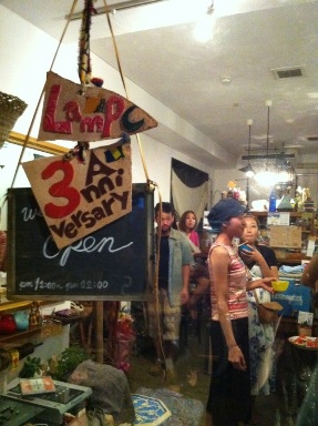 3周年。