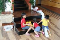 スクエアにて遊ぶ子たち。 2010/07/29 11:05:59