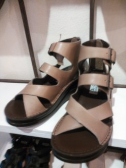 サンダル何点か入荷!