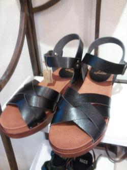 サンダル何点か入荷!