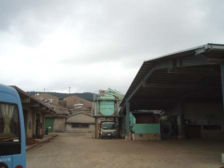 伊平屋島の特産品である黒糖の製作現場へ伺いました
