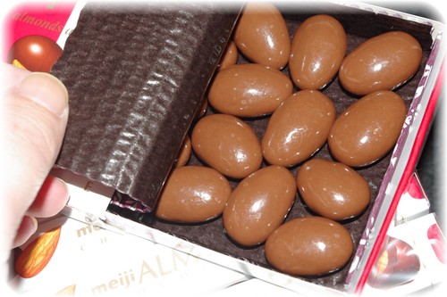 明治製菓アーモンドチョコレート