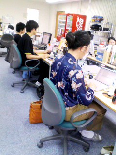 てぃーだ事務局は姿勢良く仕事してます。
