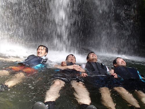 夏休みのご予約受付中！！沖縄自然体験やんばる滝リバートレッキング沢登りコース