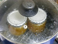 梅ジャムを瓶ごと煮沸消毒