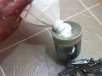 エアガンのカップに付けたストレーナーに、塗料を注ぎます。