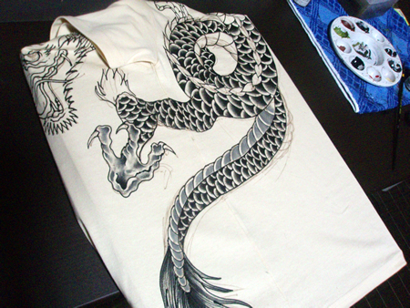 龍の手描きTシャツ