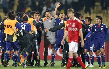 ワールドカップ 日本、決勝T進出 デンマークに3-1
