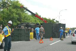 米軍トラック横転