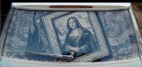 ドロだらけの車のガラスに描かれたステキなアート作品