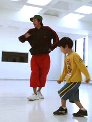 先生と子供の激しいダンス1