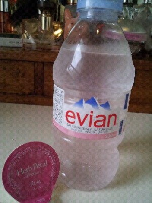 evianとローズコーディアル