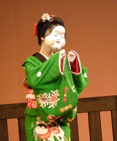 日本舞踊「三ツ面子守」の舞台です