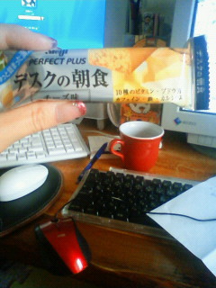 デスクの朝食