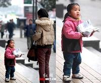 新聞を売る幼子に父親現れる
