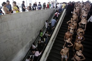 美しすぎる美女がパンティで道端を歩く