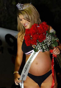 ビキニを着た美女だが何かが違う。