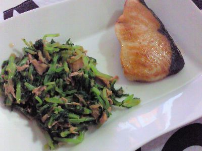 とろろごはんとぶりと大根菜
