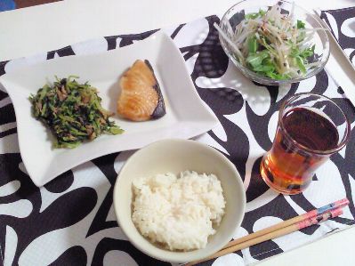 とろろごはんとぶりと大根菜
