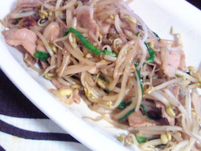もやし炒めとサラダ