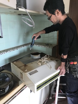 那覇市 マンション レンジフード 照明 取替工事 那覇市 マンション レンジフード 照明 取替工事
