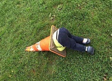 隠れてるつもりで丸見え子供