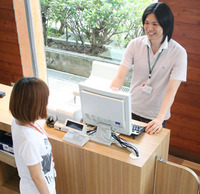 スクエア会員になるには、まず、てぃーだスクエア内入って左側にある「メインカウンター」へおこし下さい。