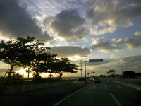 夕陽と海中道路