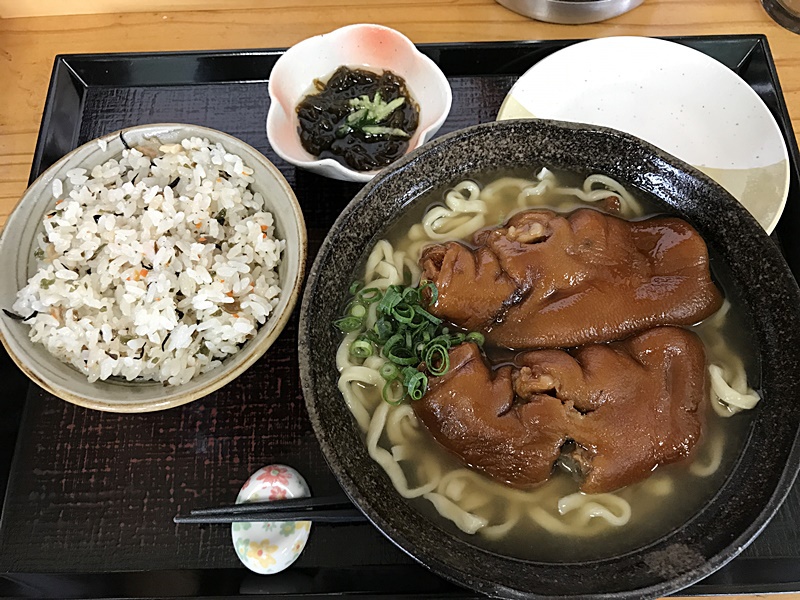 糸満市塩崎町にある南部そばでトロトロな南部そば(てびち)を食べてみました！