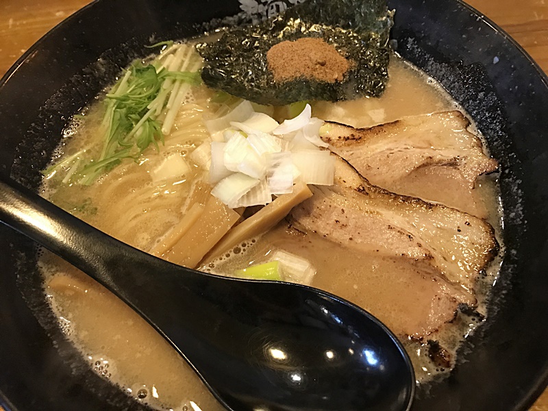 麺やKEIJIRO(ケイジロー) 那覇店の鶏白湯800円がデージ美味い！