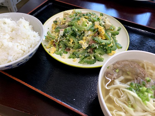 THE 沖縄食堂で、豪快過ぎる限定メニュー『骨汁』を喰う！「まつもと食堂」