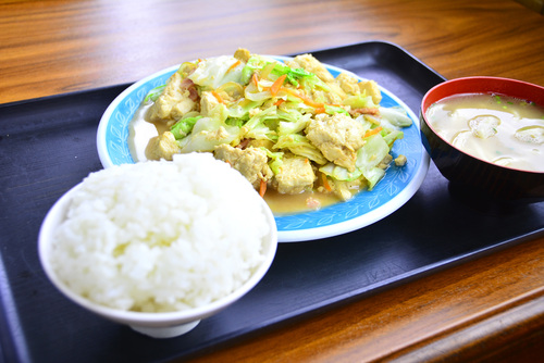【閉店しています】昼時はいつも満席!金武町の人気ドカ盛り食堂「ぎんばる食堂」 【閉店しています】昼時はいつも満席!金武町の人気ドカ盛り食堂「ぎんばる食堂」