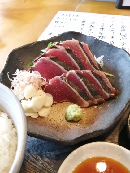 ★昼休みの散歩ランチで食べたカツオ藁焼き
