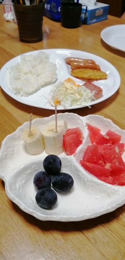 ★休日の朝は、たっぷりのフルーツを食べて始まる