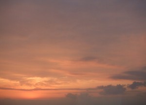 聞こえてくるのは、雨の音。