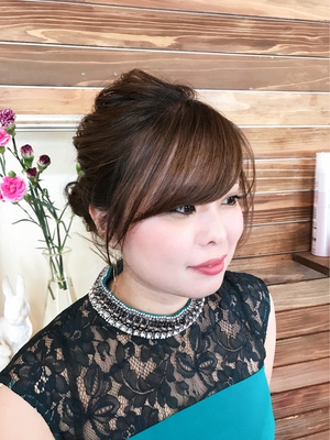 大人かわいさを華やかアップで