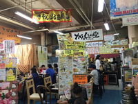 外国人観光客がいっぱいの那覇市公設市場2階の食堂で昼食タイム！