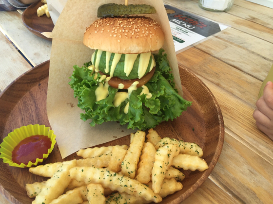ウミカジテラスの飲食店 ハンバーガ 氾濫バーガー チムフガス