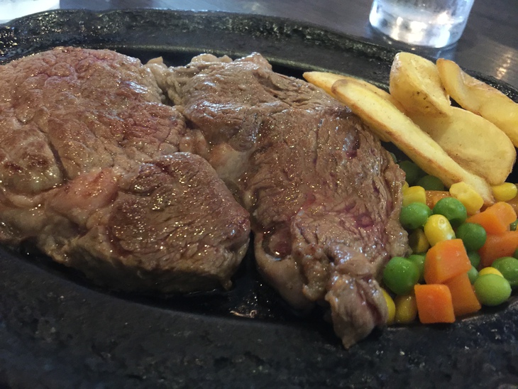 北中城のステーキ店「エメラルド」のジャンボステーキ
