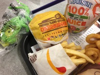 バーガーキングのキッズメニューのドリンクが袋タイプだった。違うんですね。