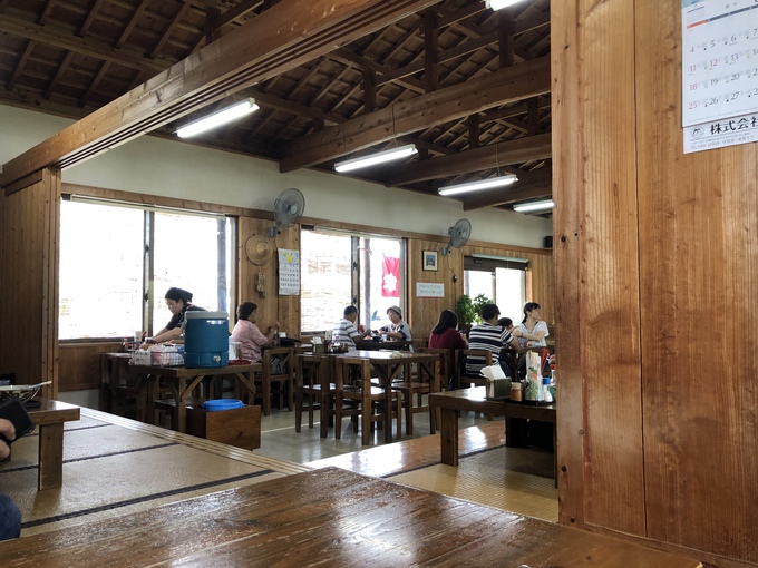 糸満市照屋にあるそば屋「いーばる家」 店内の様子