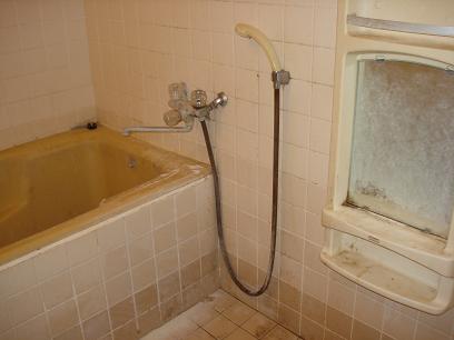 浴室の石鹸垢と石灰と水垢