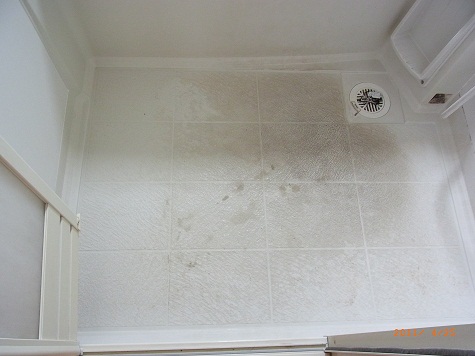 浴室の床　皮脂からの汚れ