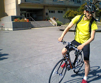 自転車にのる隆夫さん 2011/04/08 13:06:07