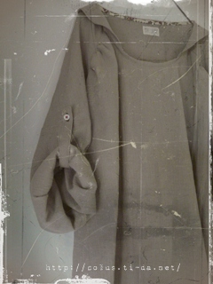 ミシンのそばにはマグカップと、自分服と